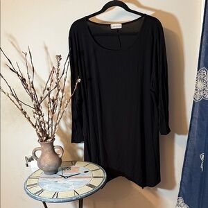 LARACE Black Scoop-Neck Tunic Top